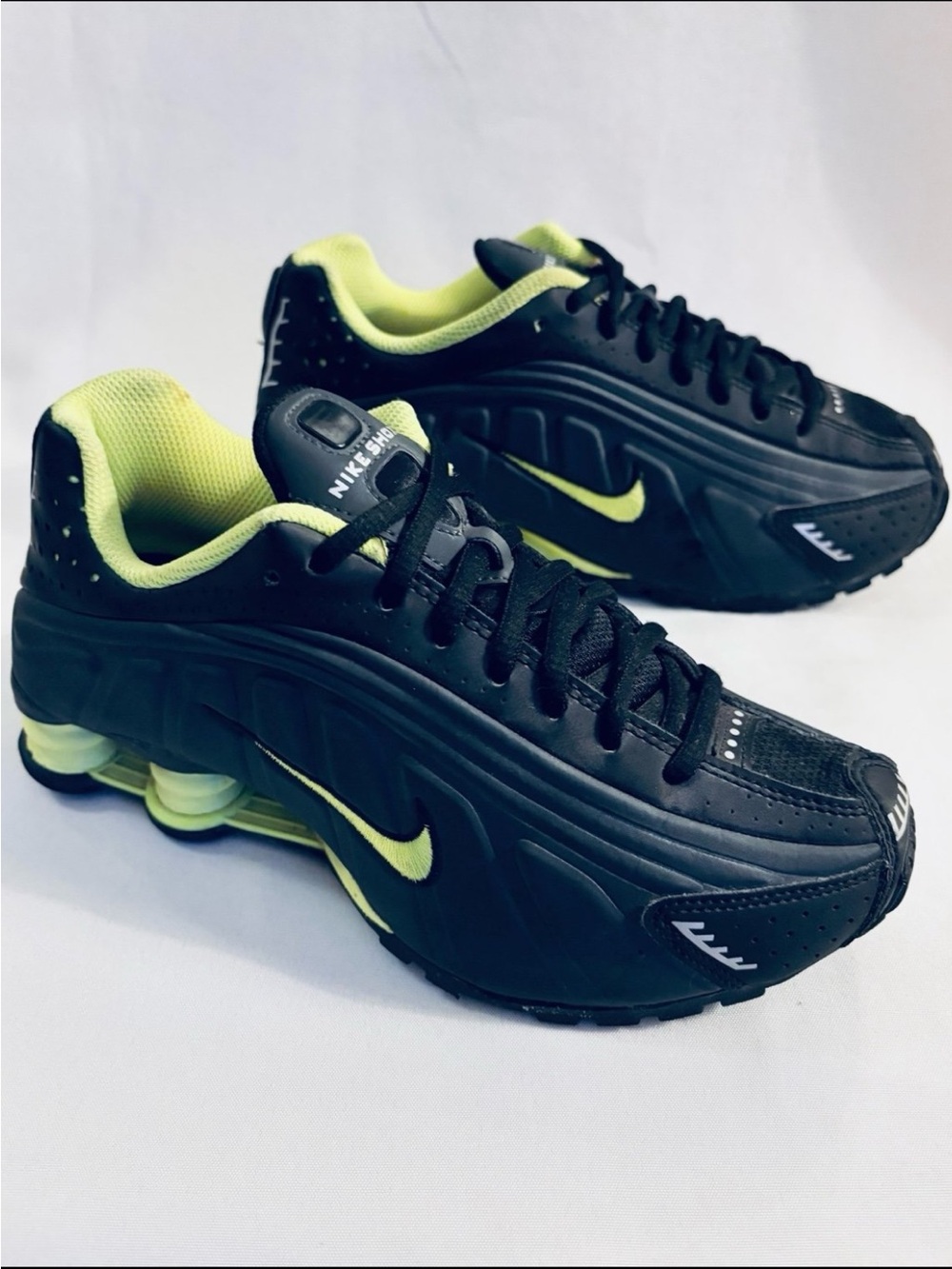 NIKE SHOX R4 ‘BLACK VOLT Sneakers